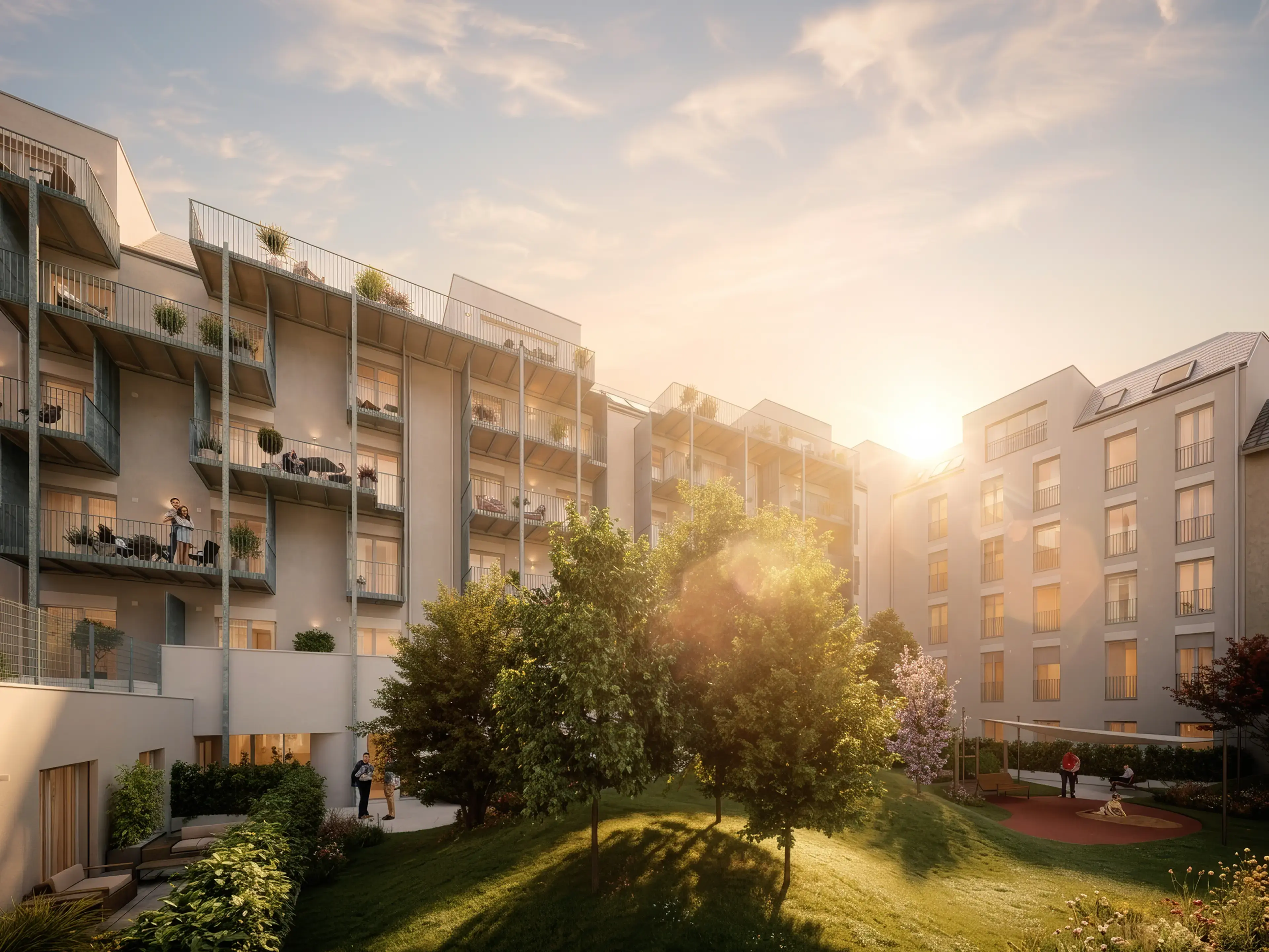 Wohnanlage My.Turn bei Sonnenuntergang mit begrüntem Innenhof und Bewohner:innen auf den Balkonen