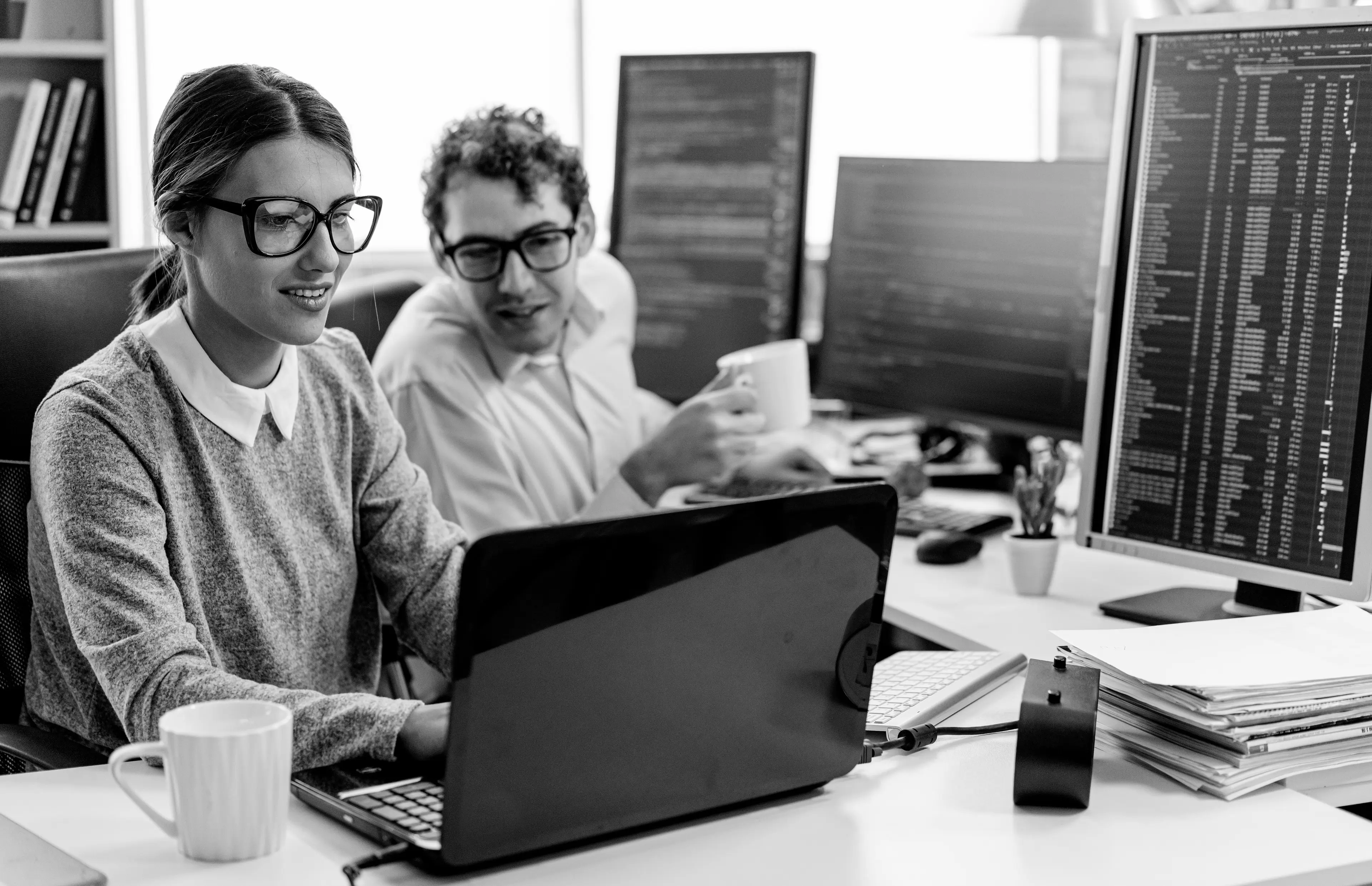 Modernes Business-Umfeld bei MY.TURN Work: Zwei Fachkräfte nutzen die flexiblen Büroflächen für konzentriertes Arbeiten und nachhaltiges Wachstum.